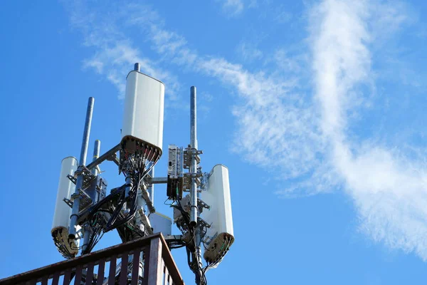 4G和5G蜂窝的电信塔 宏观基地站 5G无线网络通信设备 带有无线电模块和智能天线 安装在蓝天背景下的金属上 — 图库照片