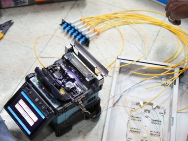 Fiber optik kablo bağlama ve optik güç ölçer ile kabloları test etme 