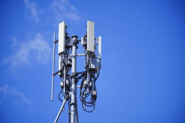 Telekomünikasyon kulesi 4G ve 5G hücresel. Makro Üs İstasyonu. Kablosuz İletişim Anten Vericisi. Telekomünikasyon kulesi mavi gökyüzü arka planına karşı antenlerle.