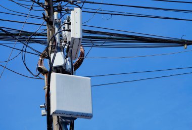 Küçük hücre 3G, 4G, 5G sistemi. Makro Üs İstasyonu veya Üs Alıcı İstasyonu. Kablosuz İletişim Anten Vericisi. Kentsel alanda haberleşme sisteminin geliştirilmesi. 