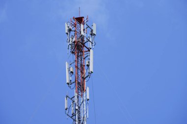 Telekomünikasyon kulesi 4G ve 5G hücresel. Makro Üs İstasyonu. Kablosuz İletişim Anten Vericisi. Telekomünikasyon kulesi mavi gökyüzü arka planına karşı antenlerle.