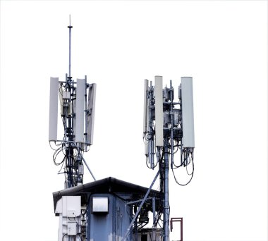                 Telekomünikasyon kutbu 4G ve 5G hücresel. Üs İstasyonu ya da Üs Alıcı İstasyonu. Kablosuz İletişim Anten Vericisi. Beyaz arkaplanda antenleri izole edilmiş telekomünikasyon direği.               