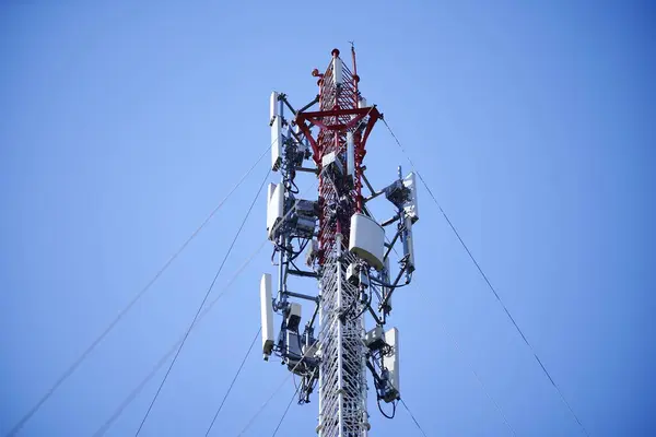 Telekomünikasyon kulesi 4G ve 5G hücresel. Makro Üs İstasyonu. Radyo modülleri ve akıllı antenleri olan 5G radyo ağı telekomünikasyon ekipmanı, bir metalin üzerine monte edilmiş..