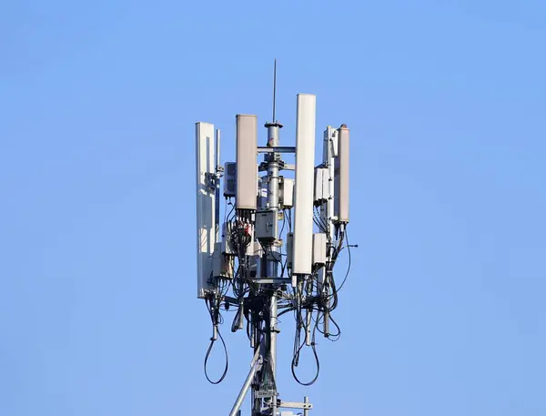 4Gと5G携帯電話の電気通信タワー マクロ基地駅 無線通信アンテナ送信機 青空を背景にアンテナを備えた電波塔 — ストック写真