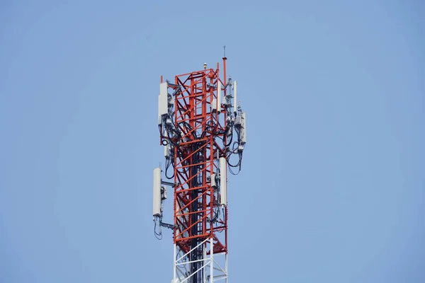 Wieża Telekomunikacyjna Stacja Macro Base Bezprzewodowy Nadajnik Antenowy Wieża Telekomunikacyjna — Zdjęcie stockowe
