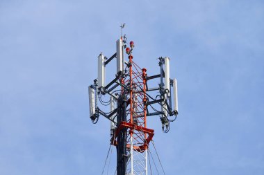 Telekomünikasyon kulesi 4G ve 5G hücresel. Makro Üs İstasyonu. Kablosuz İletişim Anten Vericisi. Telekomünikasyon kulesi mavi gökyüzü arka planına karşı antenlerle.