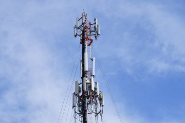 Telekomünikasyon kulesi 4G ve 5G hücresel. Makro Üs İstasyonu. Kablosuz İletişim Anten Vericisi. Telekomünikasyon kulesi mavi gökyüzü arka planına karşı antenlerle.