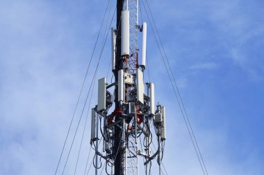 Telekomünikasyon kulesi 4G ve 5G hücresel. Makro Üs İstasyonu. Kablosuz İletişim Anten Vericisi. Telekomünikasyon kulesi mavi gökyüzü arka planına karşı antenlerle.