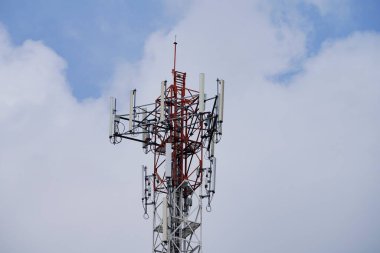 Telekomünikasyon kulesi 4G ve 5G hücresel. Hücre Alanı Üs İstasyonu. Kablosuz İletişim Anten Vericisi. Antenli telekomünikasyon kulesi.