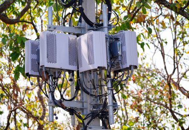 Küçük hücre 3G, 4G, 5G sistemi. Elektrik direğindeki Makro Üs İstasyonu ya da Üs Alıcı İstasyonu. Kablosuz İletişim Anten Vericisi. Kentsel alanda haberleşme sisteminin geliştirilmesi. 