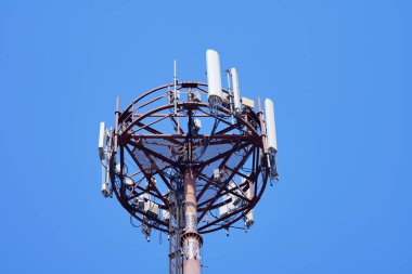 Telekomünikasyon kulesi 4G ve 5G hücresel. Makro Üs İstasyonu. Radyo modülleri ve akıllı antenleri olan 5G radyo ağı telekomünikasyon ekipmanı, bir metalin üzerine monte edilmiş..