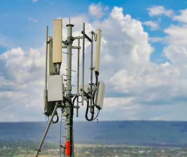 Telekomünikasyon kulesi 4G ve 5G hücresel. Makro Üs İstasyonu. Radyo modülleri ve akıllı antenleri olan 5G radyo ağı telekomünikasyon ekipmanı, bir metalin üzerine monte edilmiş..