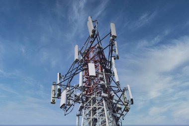 Telekomünikasyon kulesi 4G ve 5G hücresel. Makro Üs İstasyonu. Radyo modülleri ve akıllı antenleri olan 5G radyo ağı telekomünikasyon ekipmanı, bir metalin üzerine monte edilmiş..