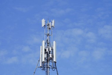 Telekomünikasyon kulesi 4G ve 5G hücresel. Makro Üs İstasyonu. Radyo modülleri ve akıllı antenleri olan 5G radyo ağı telekomünikasyon ekipmanı, bir metalin üzerine monte edilmiş..