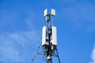 Telekomünikasyon kulesi 4G ve 5G hücresel. Makro Üs İstasyonu. Radyo modülleri ve akıllı antenleri olan 5G radyo ağı telekomünikasyon ekipmanı, bir metalin üzerine monte edilmiş..