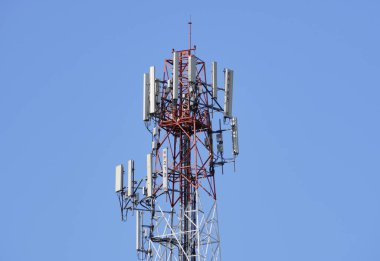 Telekomünikasyon kulesi 4G ve 5G hücresel. Makro Üs İstasyonu. Radyo modülleri ve akıllı antenleri olan 5G radyo ağı telekomünikasyon ekipmanı, bir metalin üzerine monte edilmiş..