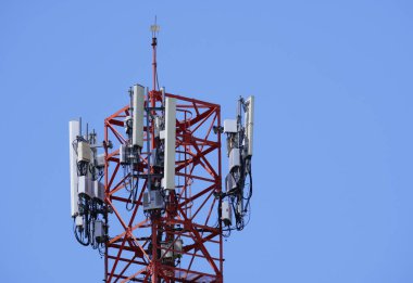 Telekomünikasyon kulesi 4G ve 5G hücresel. Makro Üs İstasyonu. Radyo modülleri ve akıllı antenleri olan 5G radyo ağı telekomünikasyon ekipmanı, bir metalin üzerine monte edilmiş..