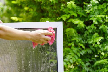 Suyla yıkamak ve tozdan cibinlik temizlemek.. 