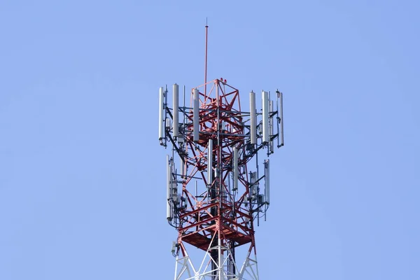 Τηλεπικοινωνιακός Πύργος Και Κυψελωτής Δομής Σταθμός Βάσης Μακρο Εξοπλισμός Τηλεπικοινωνιών — Φωτογραφία Αρχείου