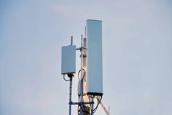 Rruはデジタルデータを受け取り それをアナログラジオ信号に変換する 放射線信号を受信し これらをデジタル信号に変換する 小型セル4G 5Gラジオシステム — ストック写真