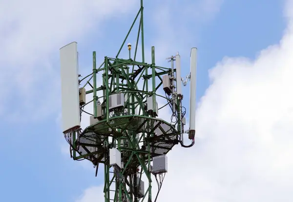 Τηλεπικοινωνιακός Πύργος Και Κυψελωτής Δομής Σταθμός Βάσης Μακρο Εξοπλισμός Τηλεπικοινωνιών — Φωτογραφία Αρχείου