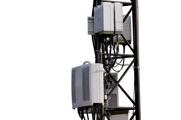 小区3G 5G系统 宏基站或基站收发报机站 电线杆上的无线通信天线发射机 在白色背景上隔离 — 图库照片