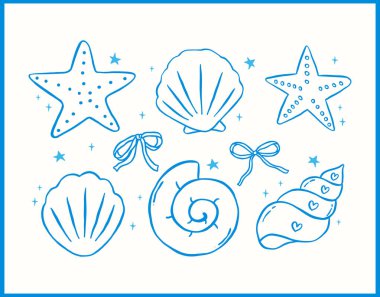 Şirin sahil sahili deniz kabuğu ve yay, el yapımı sahil cazibesi.