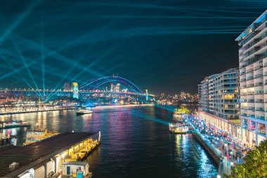 Canlı Sydney, 3 Haziran 2025 'te Avustralya' da çekilen uzun pozlu fotoğrafla liman köprüsü ve liman kenti silueti üzerinde ışık gösterisi yaptı.