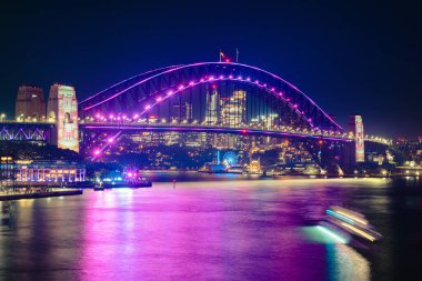 Canlı Sydney, 3 Haziran 2025 'te Avustralya' da çekilen uzun pozlu fotoğrafla liman köprüsü ve liman kenti silueti üzerinde ışık gösterisi yaptı.