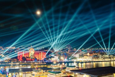 Canlı Sydney lazer ışıkları ve hilal ay gece gökyüzünde renkli ışınlar ve şehir mimarisi manzaralı modern sanat müzesinin üzerinde, Avustralya, 3 Haziran 2025