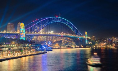 Sydney Limanı Köprüsü canlı gökkuşağı renkleriyle parladı. Canlı Sydney ışık festivali sırasında, Avustralya, 3 Haziran.