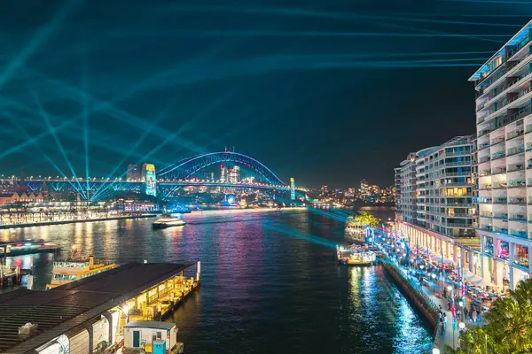 Canlı Sydney, 3 Haziran 2025 'te Avustralya' da çekilen uzun pozlu fotoğrafla liman köprüsü ve liman kenti silueti üzerinde ışık gösterisi yaptı.