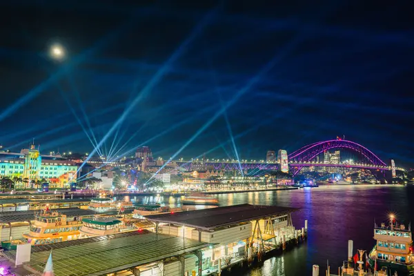 Canlı Sydney lazer ışıkları ve hilal ay gece gökyüzünde renkli kirişlerle çağdaş sanat müzesinin üzerinde ve 3 Haziran 2025 Avustralya Harbour Köprüsü