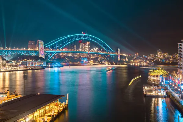 Canlı Sydney, 3 Haziran 2025 'te Avustralya' da çekilen uzun pozlu fotoğrafla liman köprüsü ve liman kenti silueti üzerinde ışık gösterisi yaptı.
