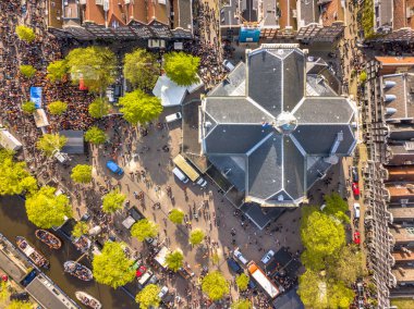 Amsterdam hava manzaralı Pazar Meydanı Noordermarkt Koningsdag Kralları Günü şenliklerinde. Kralın doğum günü. Helikopterden görüldü..