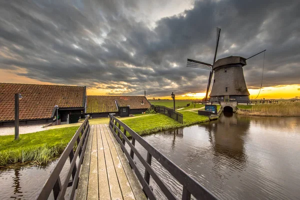 北オランダのSchermerhorn近くの古い農業風景の中に伝統的な木造風車への橋 オランダ — ストック写真