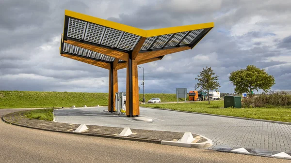 オランダで急速に拡大している自動車充電ネットワークの電気自動車充電ステーション — ストック写真