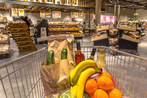 Einkaufswagen Supermarkt Gefüllt Mit Lebensmitteln Aus Sicht Der Kunden — Stockfoto