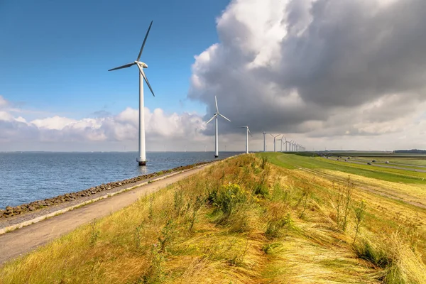 オランダのディークに沿った湖の風車の列 — ストック写真