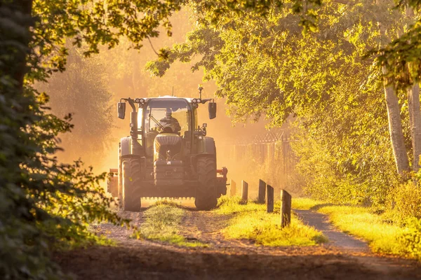 Altın Gün Doğumu Sisli Işıkta Traktör Sabahleyin Toprak Yolda Tarım — Stok fotoğraf