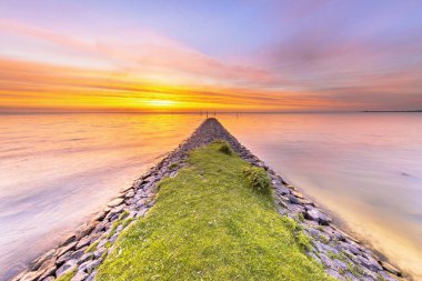 Hollanda, Friesland Eyaleti 'nin Hindeloopen kasabası yakınlarındaki IJsselmeer' de günbatımında tipik bir kırılma noktası..