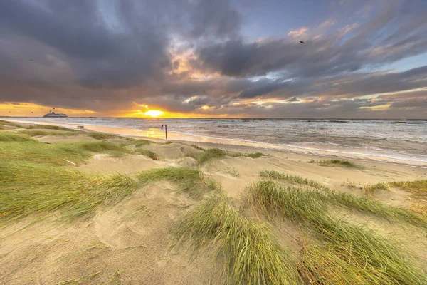 曇りの秋の空の下で砂丘風景 日没の太陽の上に暗い雲が吹いている 北オランダのWike Aan Zee オランダだ ヨーロッパの自然の海の風景 — ストック写真