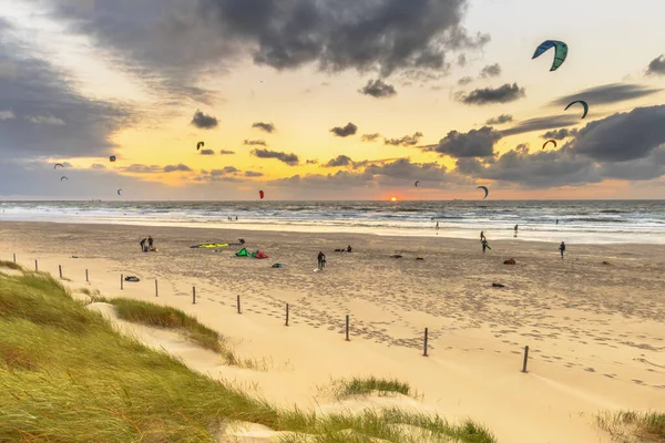 Kitesurfing Sett Utifrån Sanddynerna Vid Solnedgången Kitesurfing Människor Aktivitet Stranden — Stockfoto