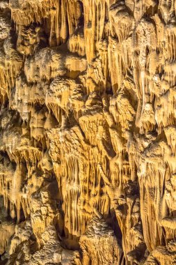 Languedoc Güney Fransa 'daki Grotte des Demoiselles' deki kireçtaşı mağarasında Dripstone oluşumu