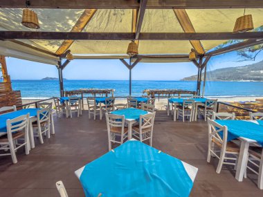 Yunanistan 'da deniz kenarındaki bir restoranda. Lezbiyenler Adası 'ndaki sahil köyünün güvertesinde güzel bir ahşap platform. Yunanistan.