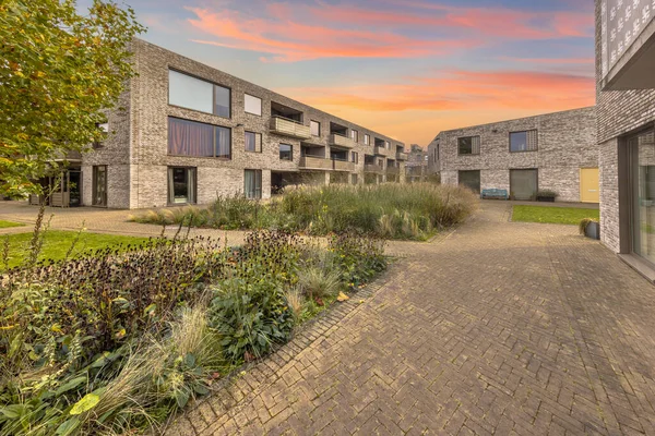 グロニンゲンのオランダの都市に住む現代のコミュニティ 住宅ローライズの建物の外観の現代的なアパート 共同庭付き住宅構造 ヨーロッパの家の例 オランダ — ストック写真