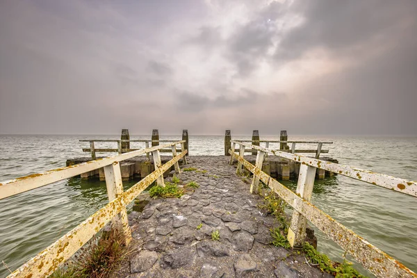 Pier Met Mos Vegetatie Bij Bewolkt Weer Aan Ijsselmeerkust Nederland — Stockfoto