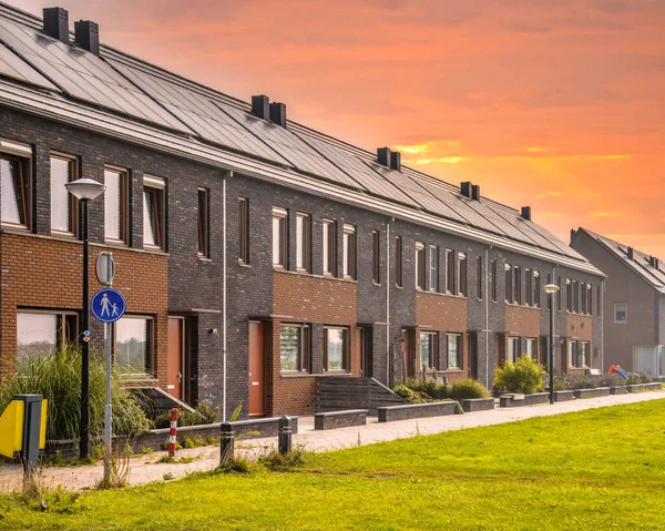 Çağdaş Caddedeki Modern Aile Evleri Turuncu Gökyüzünün Altında Güneş Panelleri — Stok fotoğraf