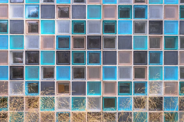 彩色玻璃砖背景作为外墙的立面 棕色和蓝色当代墙体用玻璃砖建筑 — 图库照片