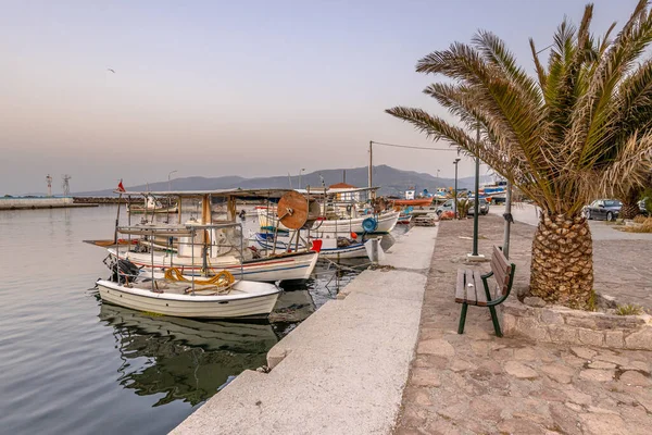 Fischereihafen Szene Griechenland Mit Booten Palmen Und Motorrollern Bei Sonnenaufgang — Stockfoto